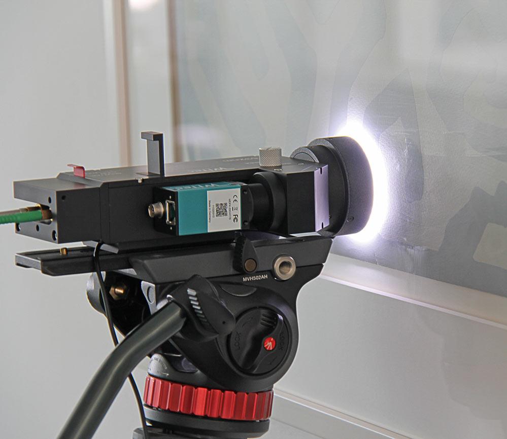 alphaCART vor gerahmtem Bild